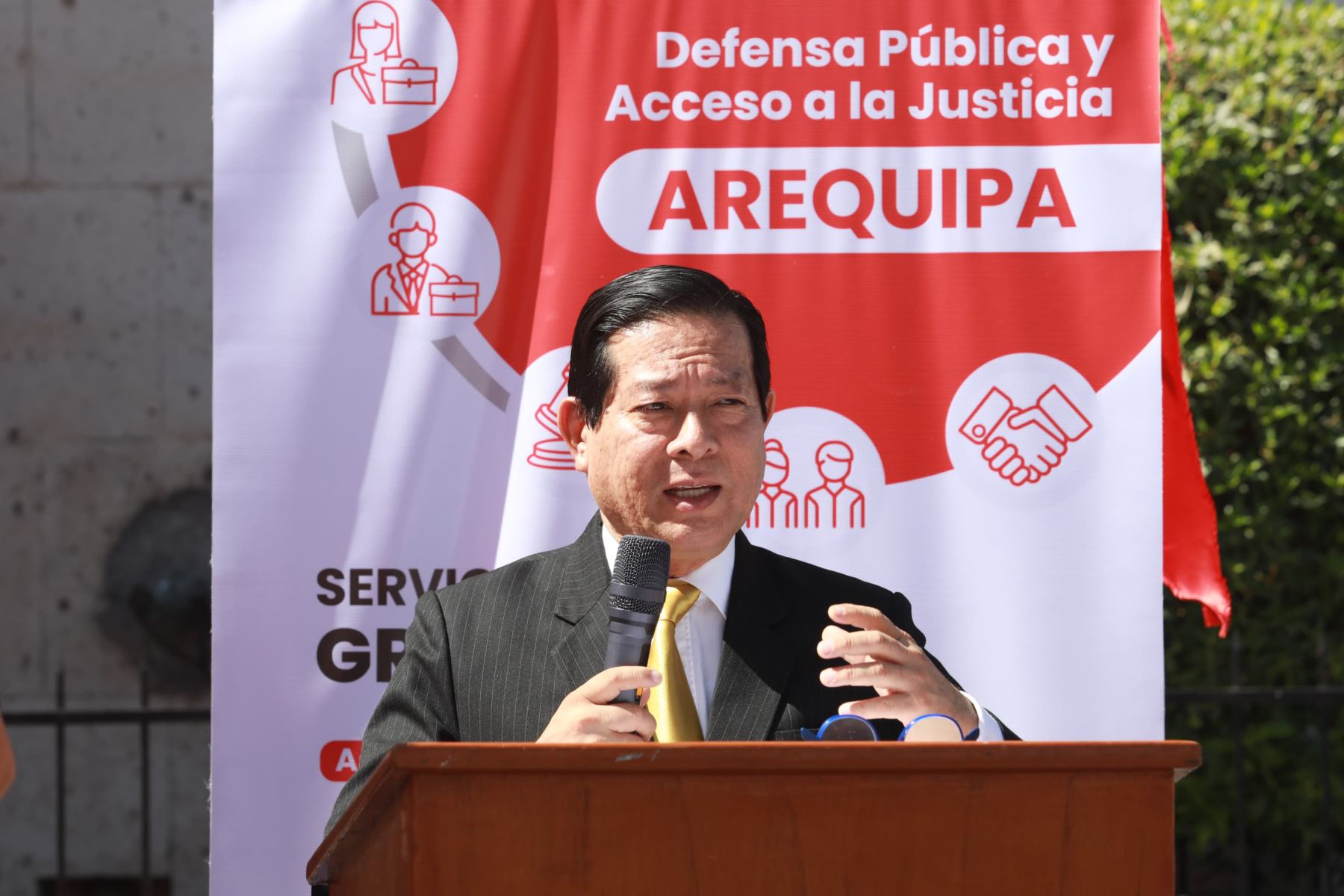 Eduardo Arana inaugura campaña de asistencia legal en Arequipa