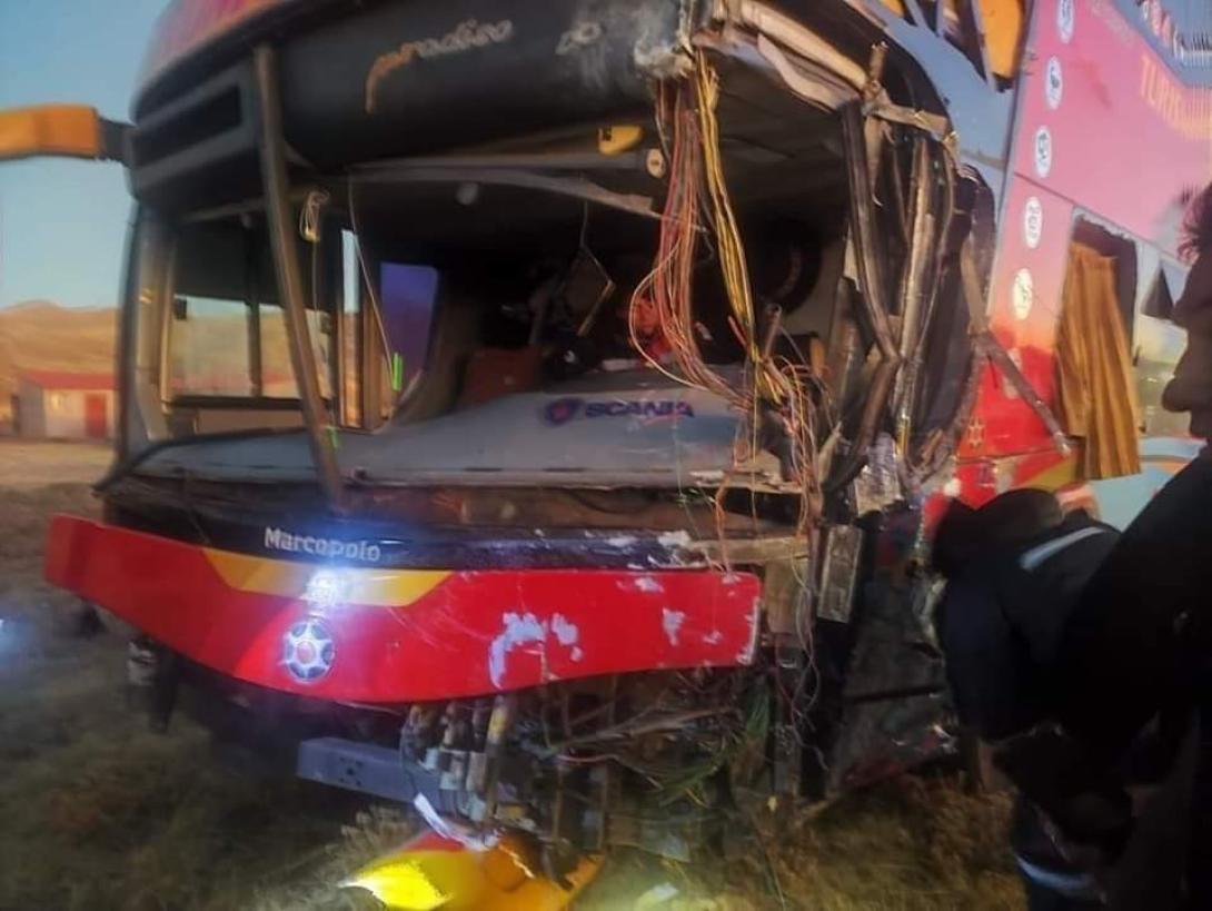 Puno: 4 muertos deja choque entre bus de Cromotex y miniván