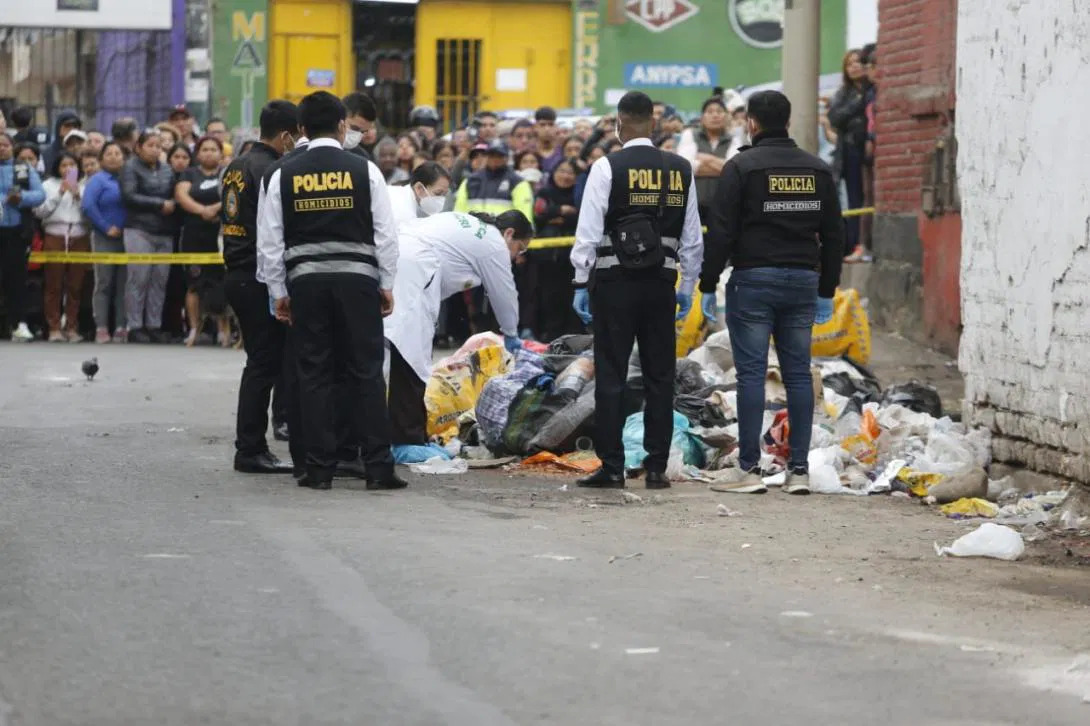 Dejan dos cadáveres en bolsas afuera de un mercado en el Rímac