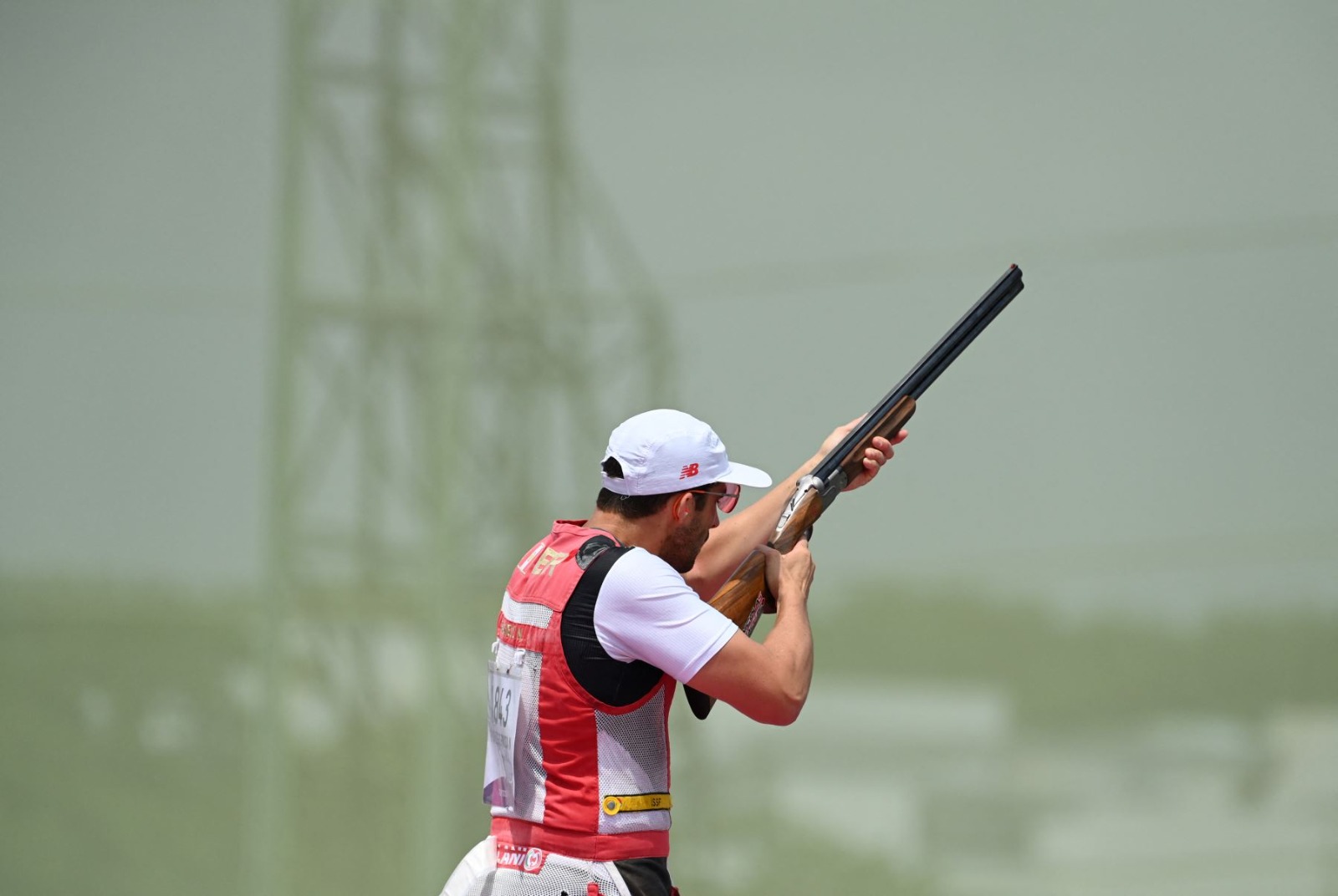 Nicolás Pacheco compite en la final olímpica de tiro en skeet en París 2024