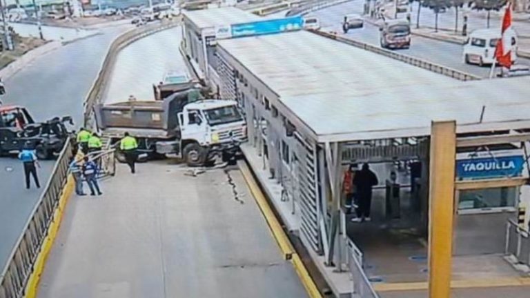 La vía del Metropolitano fue despejada después de que un camión colisionara contra una estación