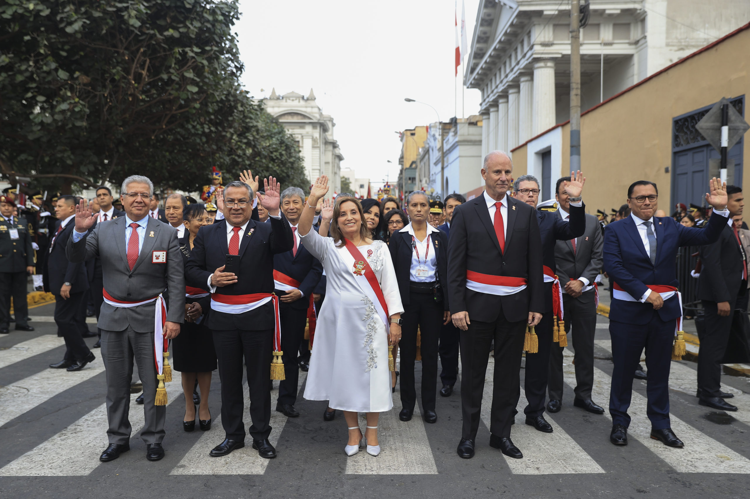 Se cae gabinete: seis  ministros no van más