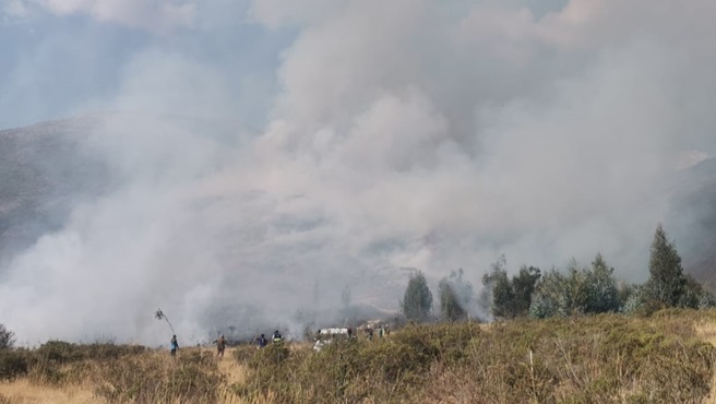 Intenso esfuerzo por controlar incendio en el santuario histórico de la Pampa de Ayacucho