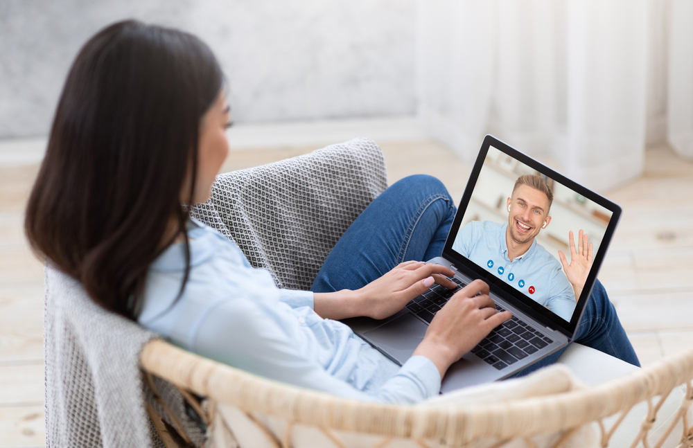 Por qué debes comunicarte primero por videochat antes de una cita