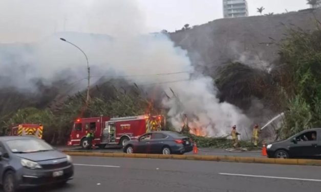 Incendio en la Costa Verde provoca caos vehicular y cierre temporal