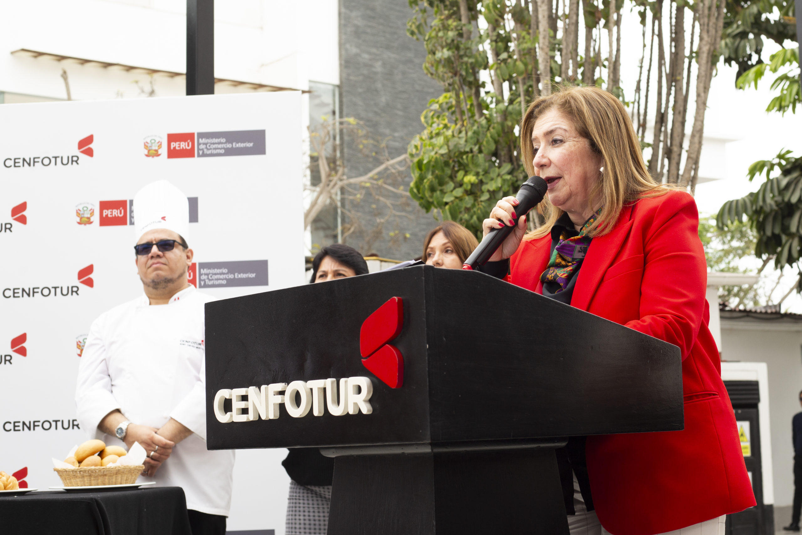 Chefs docentes y estudiantes del programa de estudio de “Gastronomía Peruana e Internacional” del Centro de Formación en Turismo