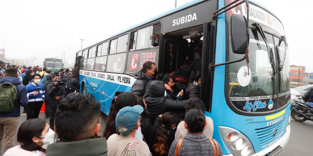 SJL: Transportistas en huelga atacan a cúster con pasajeros por no acatar el paro