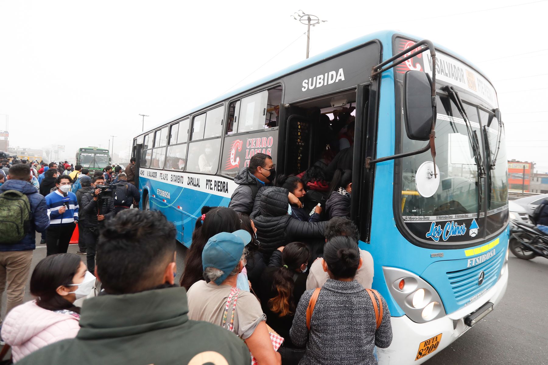 SJL: Transportistas en huelga atacan a cúster con pasajeros por no acatar el paro