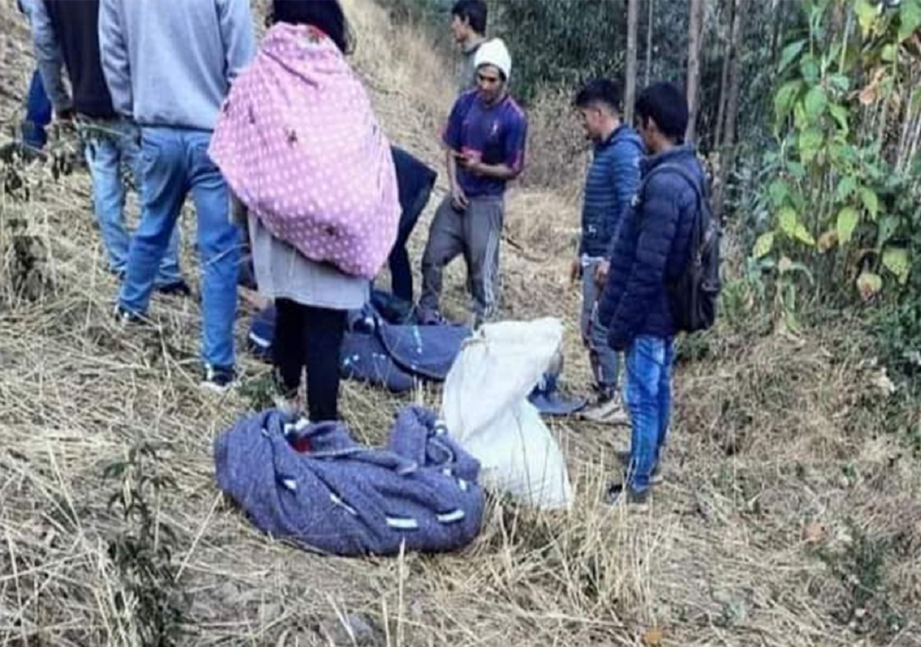 La Libertad: Ocho personas fallecidas y dos menores gravemente heridos deja caída de combi a un abismo