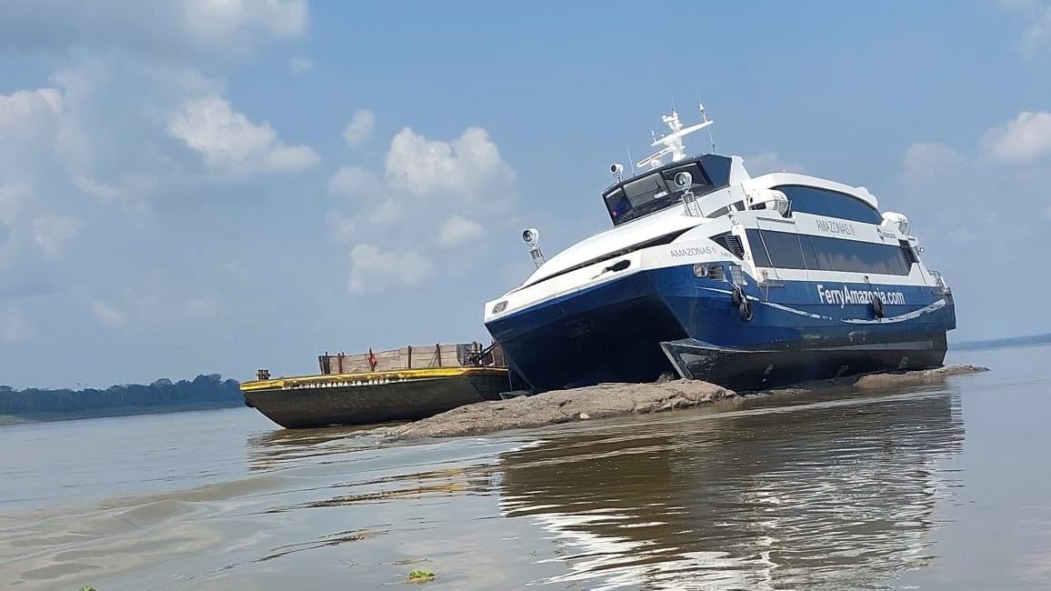 Cientos de embarcaciones varadas por descenso de las aguas del río Amazonas