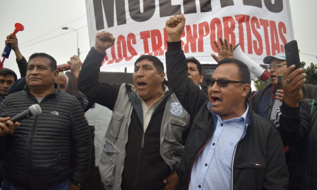 Lima y Callao vivieron  caos por paralización  de los transportistas