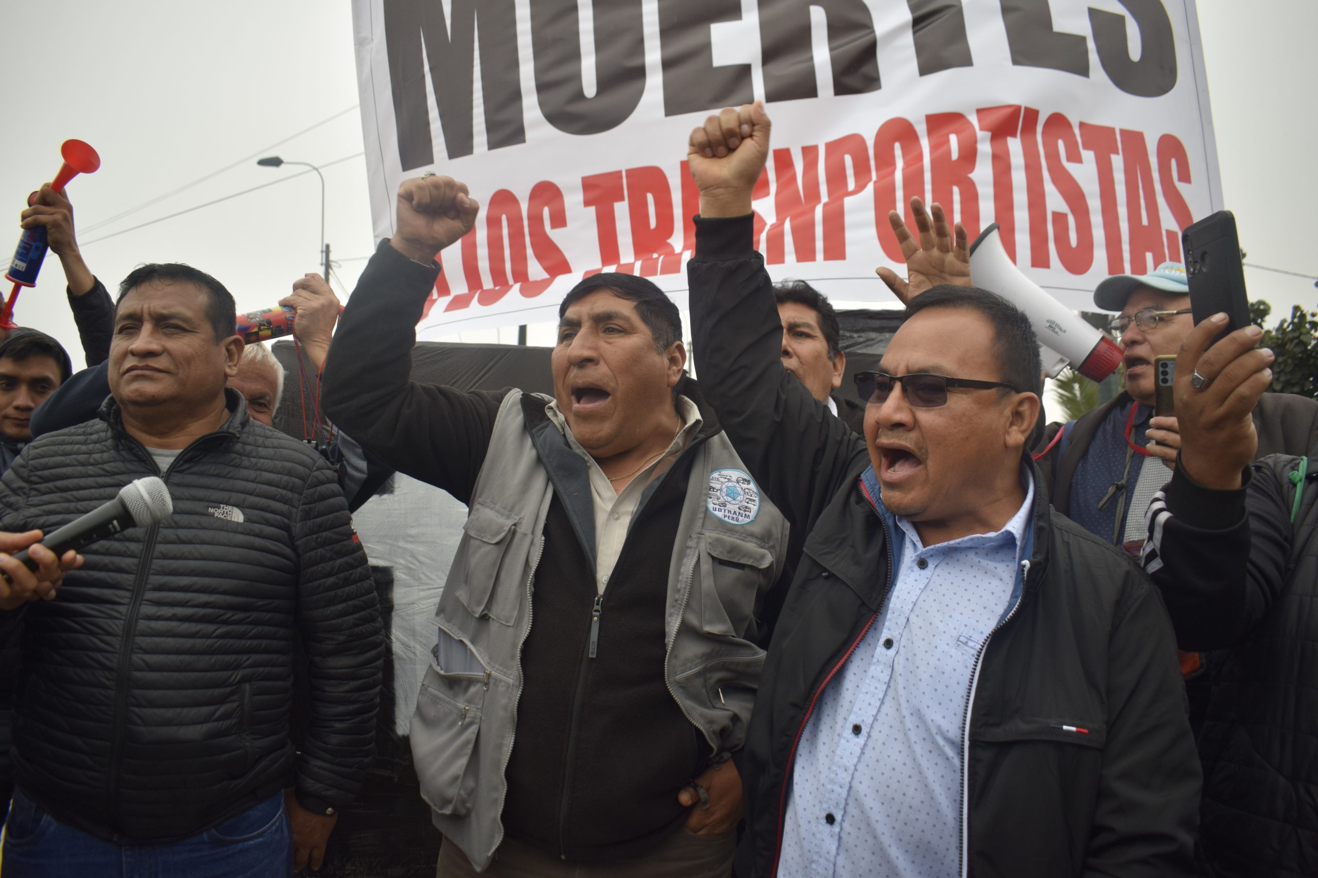 Lima y Callao vivieron  caos por paralización  de los transportistas