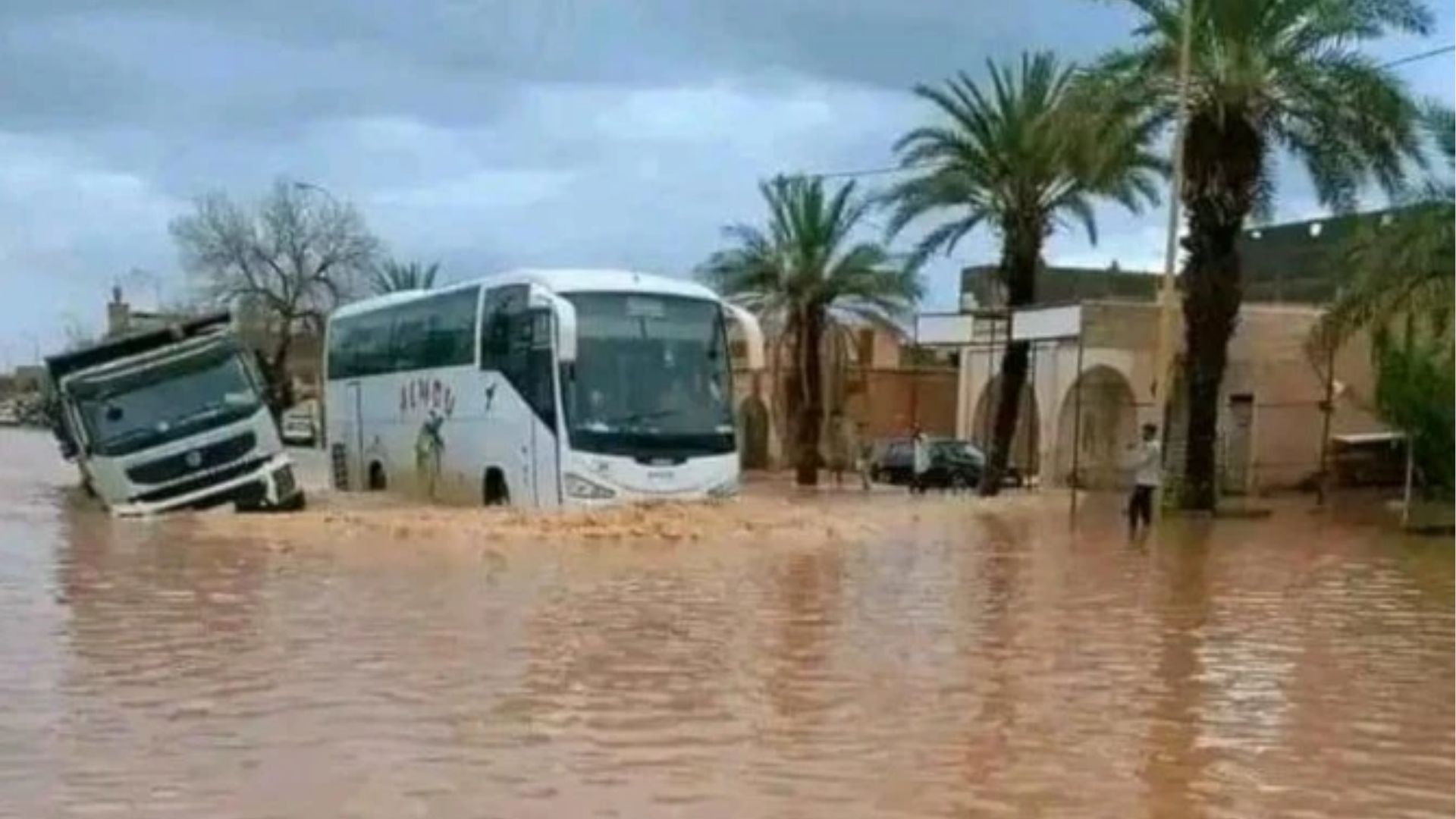 Marruecos: Inundaciones deja 18 fallecidos entre ellos un peruano