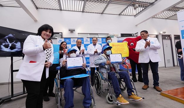 Dos pacientes vuelven a vivir al recibir trasplantes de corazón