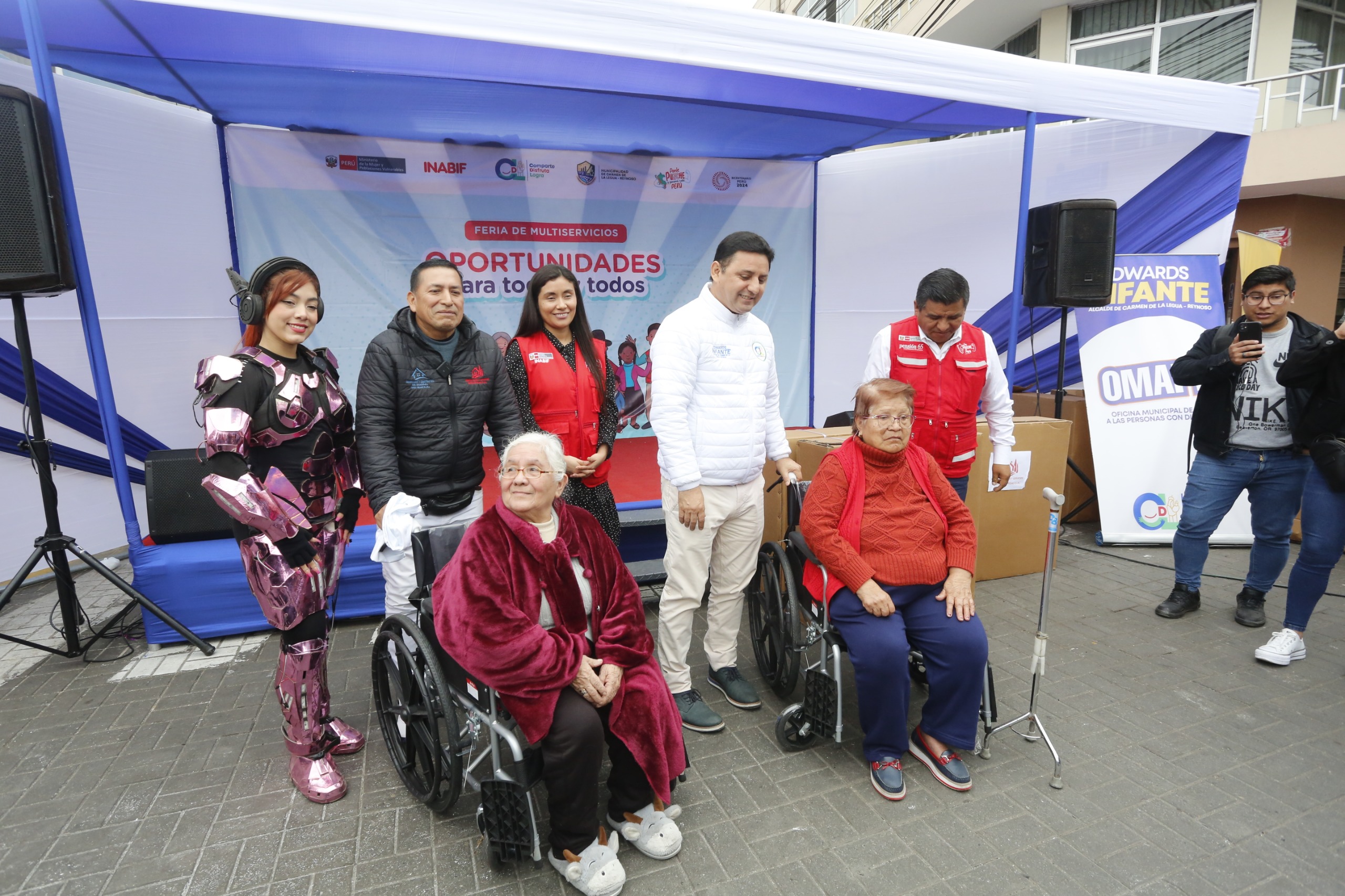 Fundación Uniendo Corazones dona sillas de ruedas a ancianos vulnerables del distrito Carmen de la Legua 