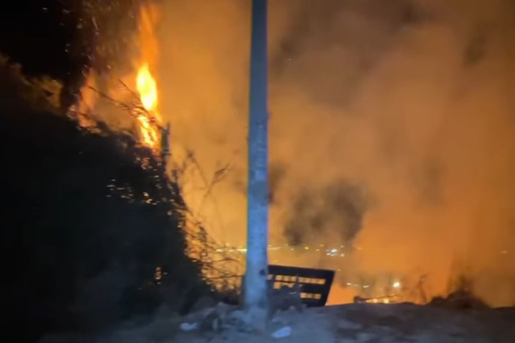 Bomberos logran controlar incendio en Alto Huampaní, Lurigancho-Chosica, después de 12 horas de trabajo