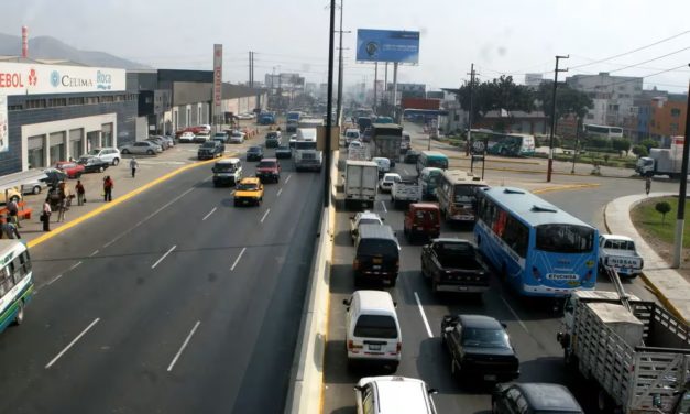 Paro de transportistas en Lima Norte deja a miles de usuarios varados por extorsiones y violencia