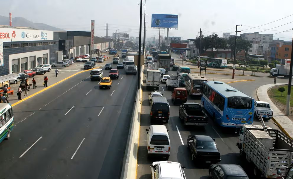 Paro de transportistas en Lima Norte deja a miles de usuarios varados por extorsiones y violencia