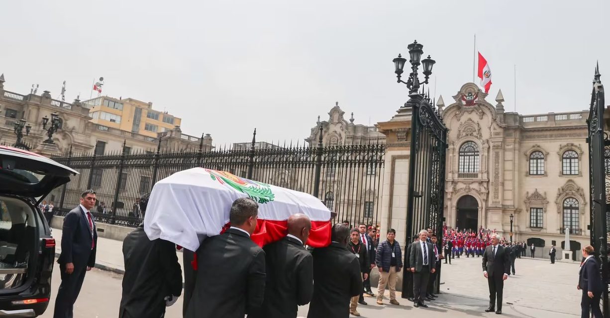 Congreso: Presentan proyecto que prohíbe realizar ceremonias fúnebres a expresidentes condenados