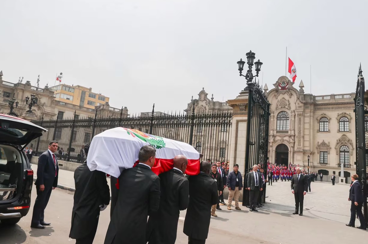 Congreso: Presentan proyecto que prohíbe realizar ceremonias fúnebres a expresidentes condenados