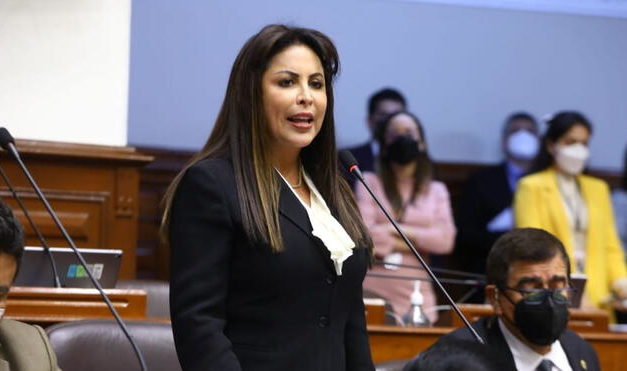 Patricia Chirinos renuncia a Avanza País por diferencias con la dirección del partido