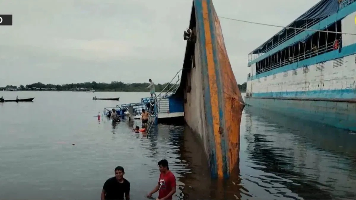 Yate se hunde en el río Amazonas