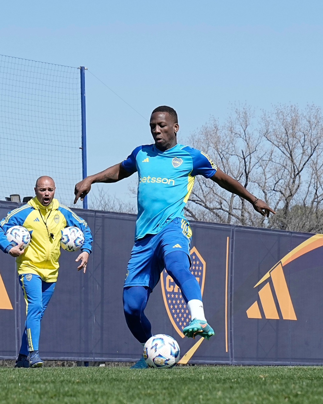 Luis Advíncula volvió a los entrenamientos y se prepara para el superclásico ante River Plate