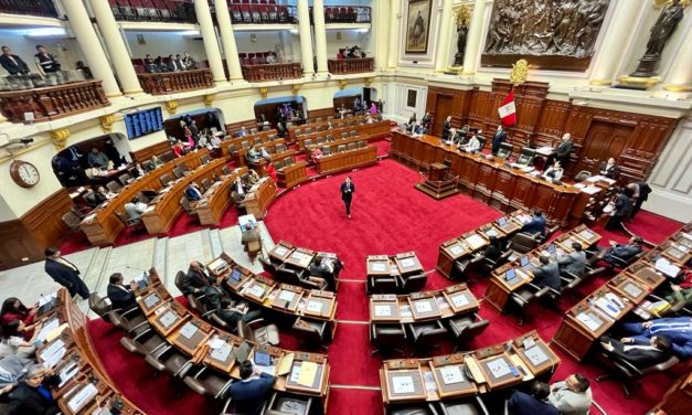 Se reconoce a Policías en el Congreso en pleno paro de transportistas en las calles