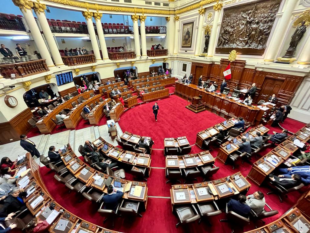 Se reconoce a Policías en el Congreso en pleno paro de transportistas en las calles