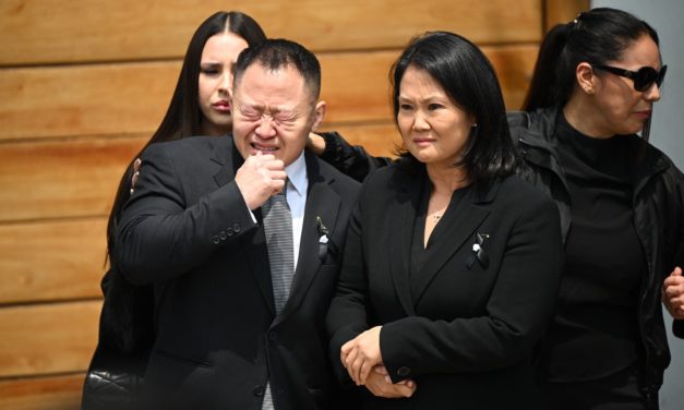 Keiko y Kenji rompen  en llanto frente al  féretro de su padre