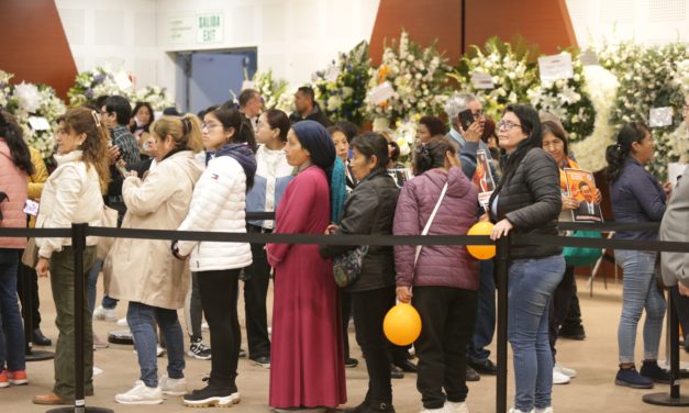 Multitud se amanece para  despedirse de Fujimori