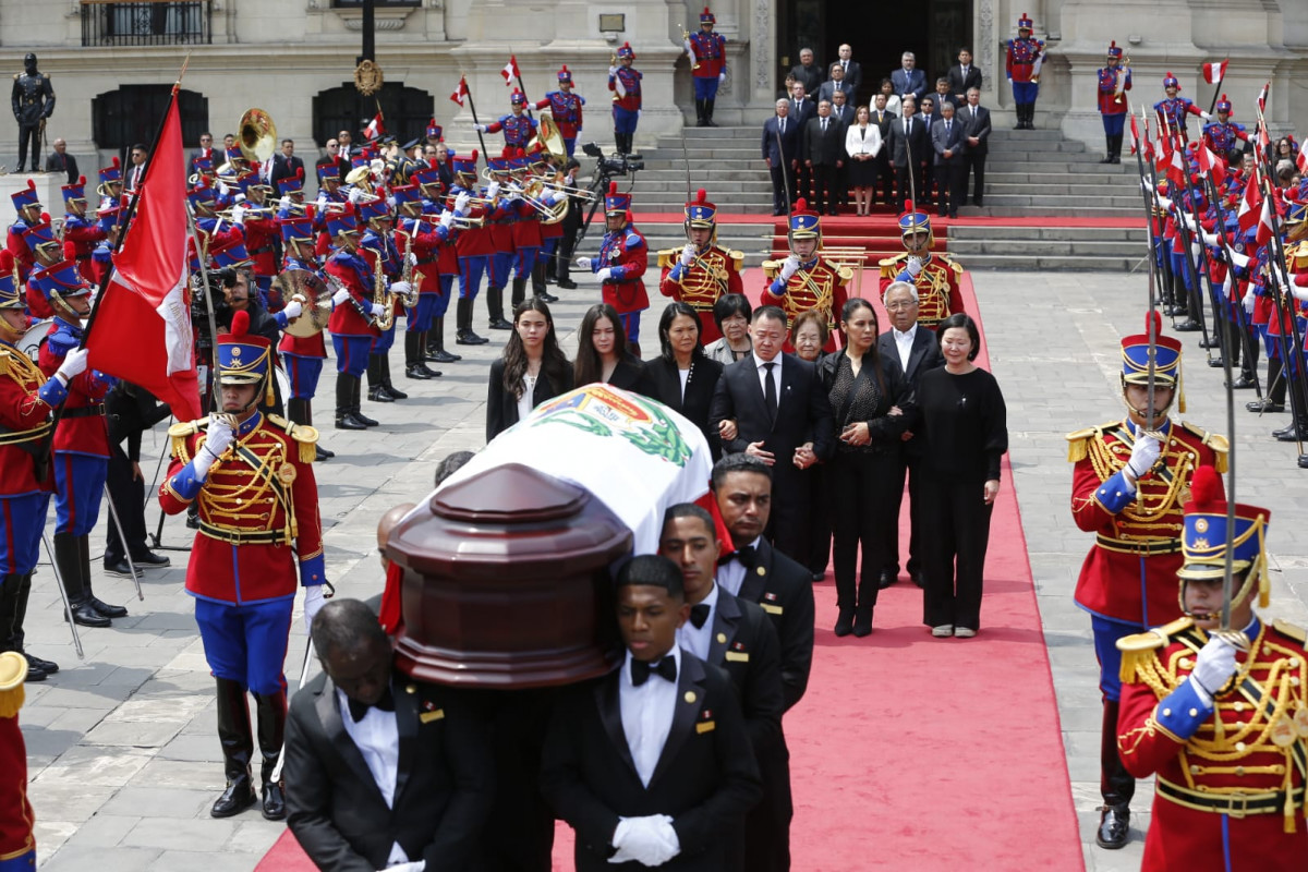 Restos de Alberto Fujimori recibieron honores de Estado y llegó finalmente al cementerio