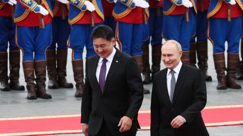 Vladimir Putin fue recibido con honores en Mongolia