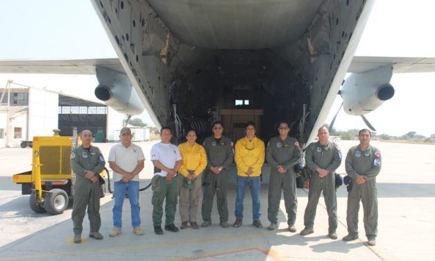 Ministerio de defensa redobla esfuerzos para sofocar incendio forestal en tumbes por segundo día consecutivo