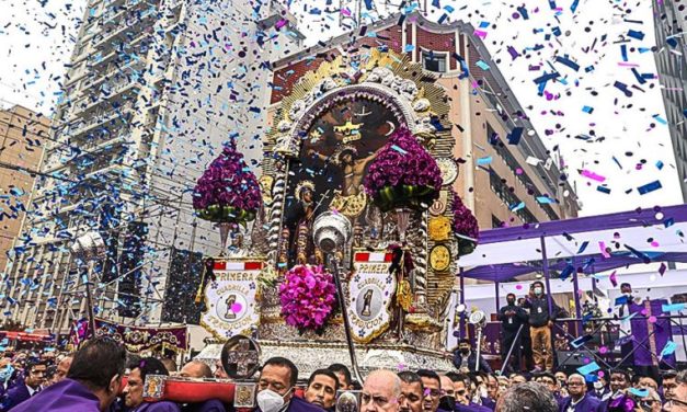 El Señor de los Milagros recorre las calles de Lima