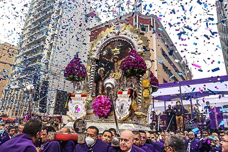 El Señor de los Milagros recorre las calles de Lima