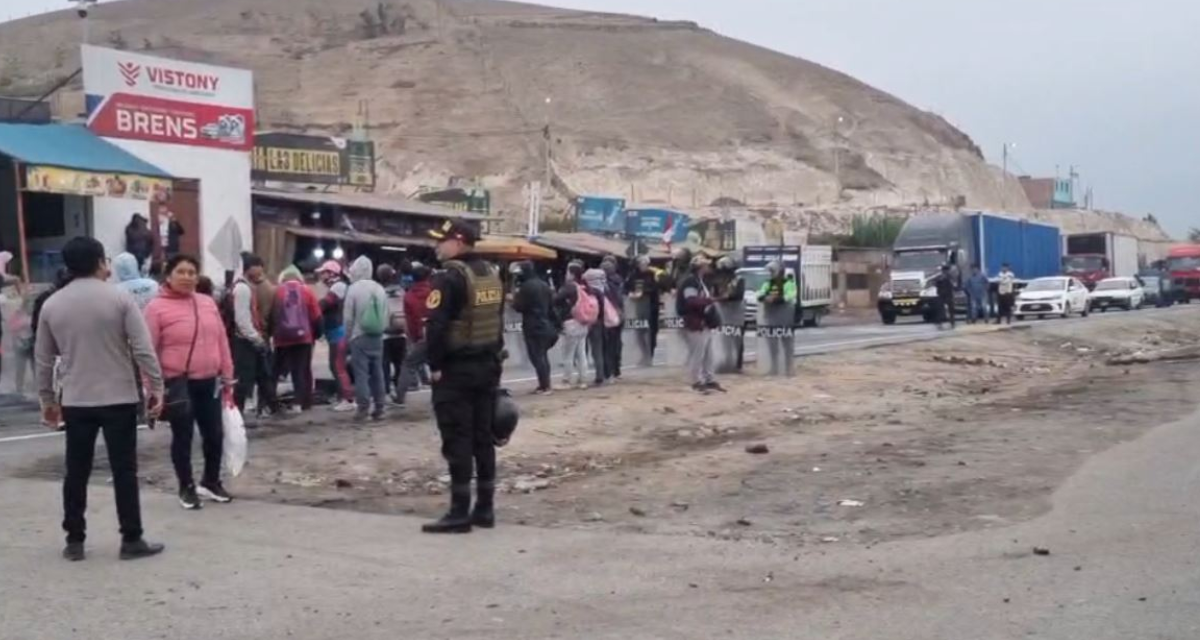 Transportistas bloquean la Panamericana Norte en Huaura