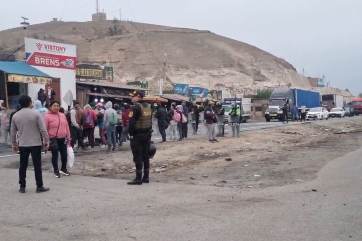 Transportistas bloquean la Panamericana Norte en Huaura