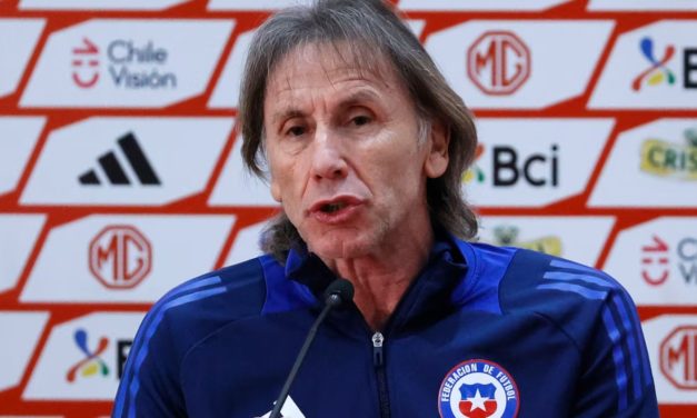 Ricardo Gareca con un pie y medio fuera de Chile