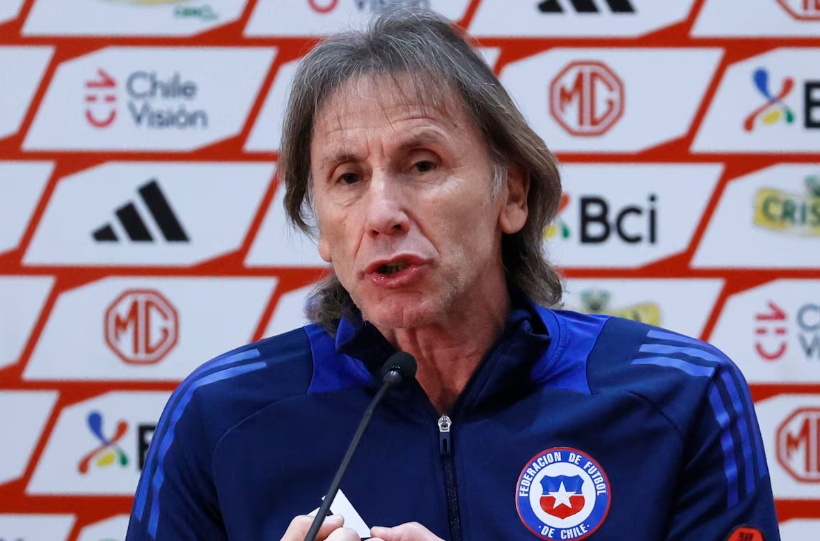 Ricardo Gareca con un pie y medio fuera de Chile