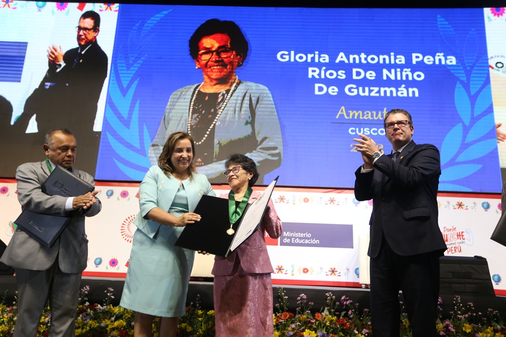 Gobierno revalora labor docente con la entrega de palmas magisteriales