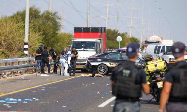 Ataque terrorista en autopista de Israel deja un policía muerto y varios heridos