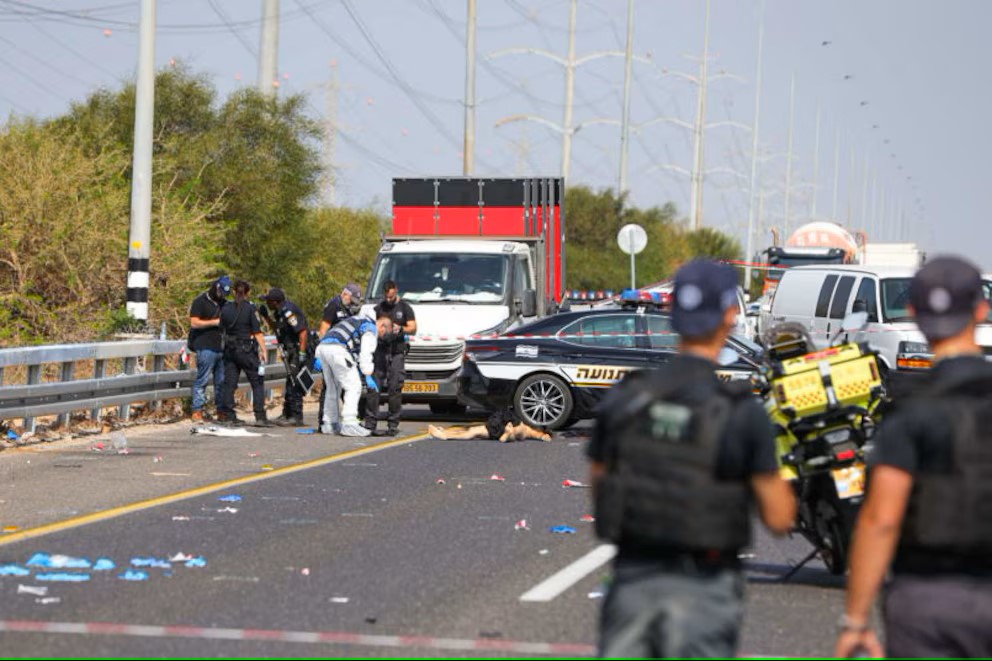 Ataque terrorista en autopista de Israel deja un policía muerto y varios heridos