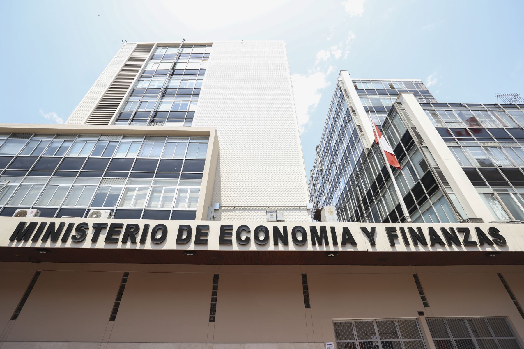 Déficit fiscal se mantiene en el 4% del PBI por quinto mes consecutivo