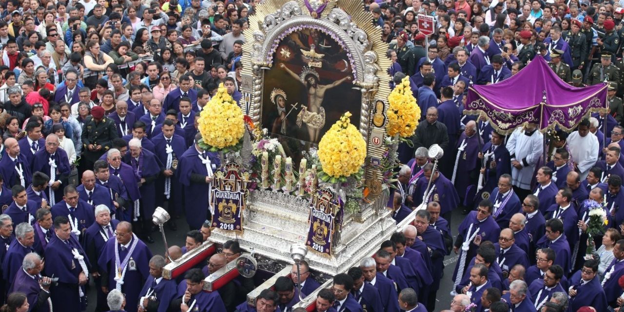 Mar humano acompañó al Señor de los Milagros en su primer día de procesión