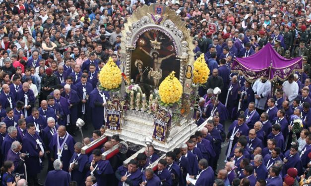 Mar humano acompañó al Señor de los Milagros en su primer día de procesión