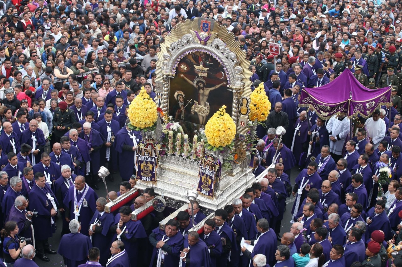 Mar humano acompañó al Señor de los Milagros en su primer día de procesión