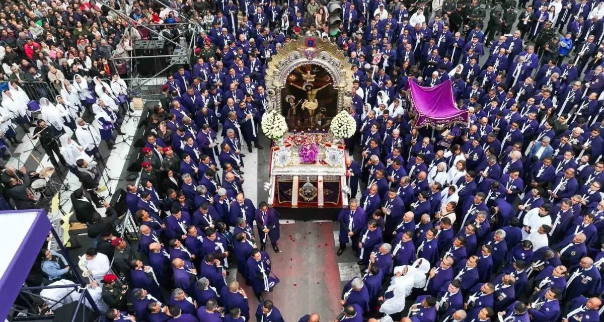 Multitudinaria tercera procesión del Señor de los Milagros