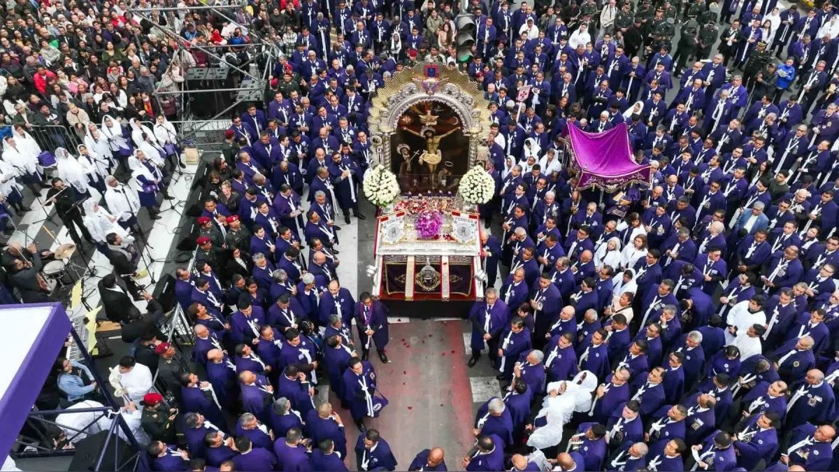 Multitudinaria tercera procesión del Señor de los Milagros