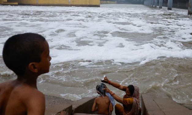 Preocupación en India por espuma tóxica en el río Yamuna 